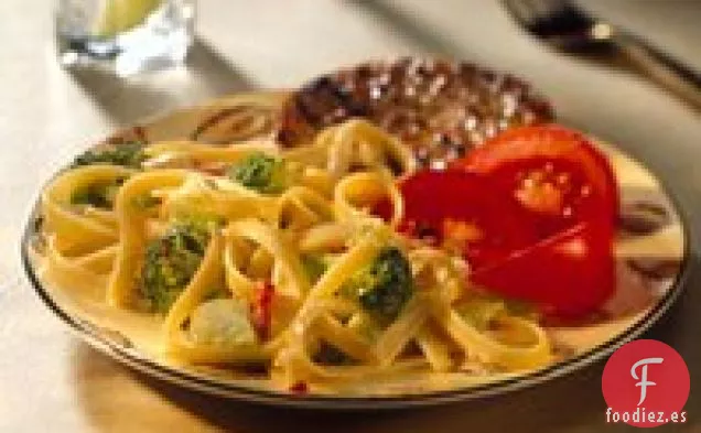Fettuccine y Brócoli con Salsa Cheddar Afilada