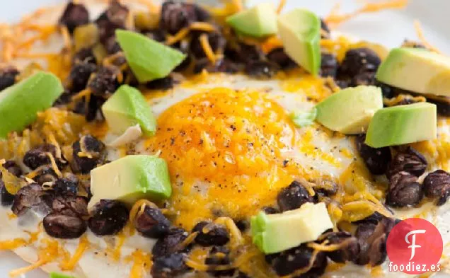 Tostadas de Huevo y Frijoles Negros