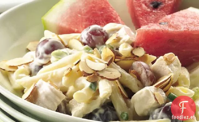Ensalada de Pasta y Pollo con Rodajas de Sandía