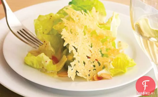 Ensalada de Lechuga de Mantequilla con Tuiles de Parmesano y Almendras