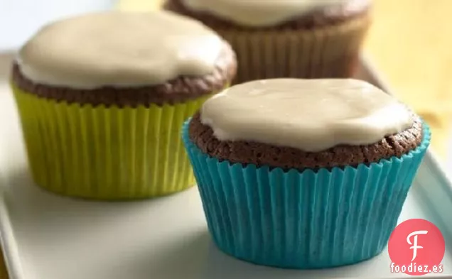 Cupcakes de Chocolate con Glaseado de Caramelo de Yogur de Vainilla