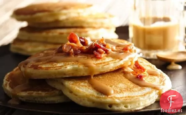 Tortitas de Tocino con Jarabe de Mantequilla de Maní y Arce