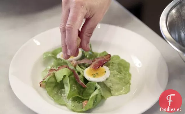 Lechuga De Mantequilla Con Frutos Secos, Tocino, Queso, Huevo Y Vino De Jerez