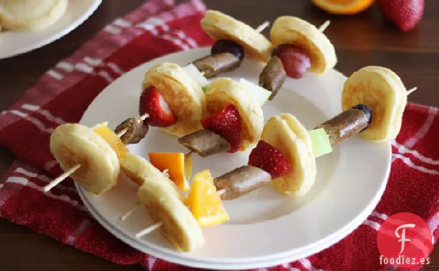 Brochetas de Panqueques de Frutas y Salchichas