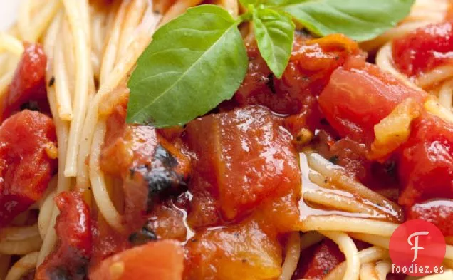 Espaguetis con Tomate y Aceite de Ajo y Albahaca