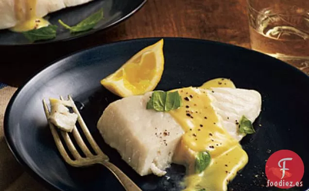 Fletán al Vapor con Albahaca y Salsa de Crema de Limón