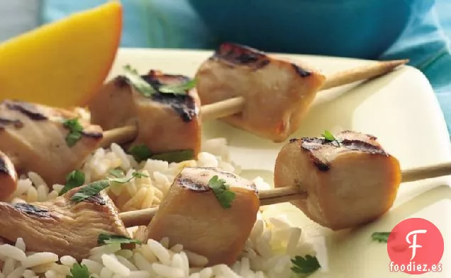 Brochetas de Pollo a la Parrilla con Salsa de Maní