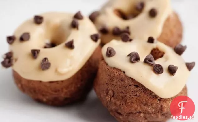 Donas de Chocolate al Horno con Glaseado de Mantequilla de Maní
