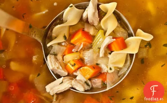 Sopa de Fideos de Pollo Fácil de un Pollo Asado Sobrante