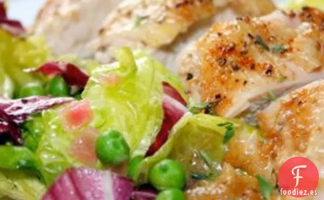 Pollo Asado Con Lechuga De Mantequilla Marchita Y Guisantes