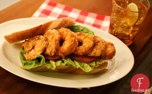 Sándwich De Camarones Fritos Con Lechuga Y Tomate