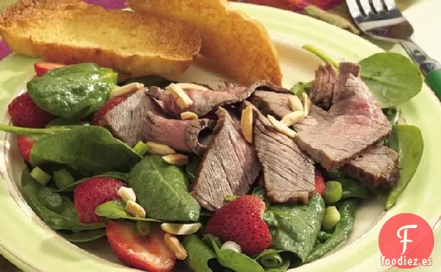 Carne de Res a la Parrilla con Ensalada de Espinacas y Fresas