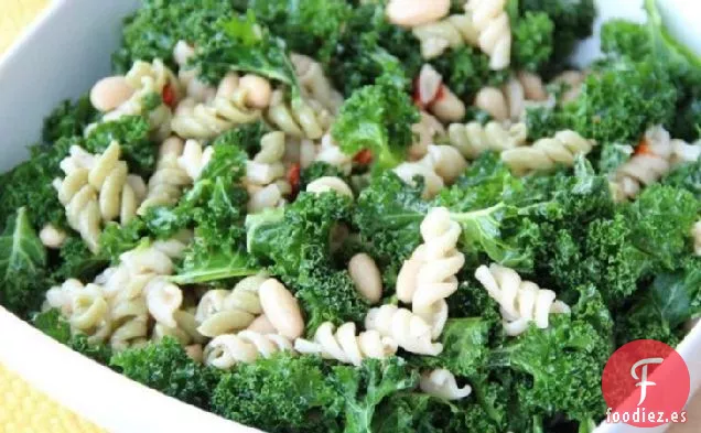 Ensalada de Pasta César con Col Rizada