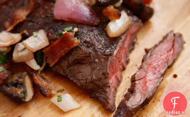 Bistec a la Parrilla con Champiñones, Queso Azul y Tocino