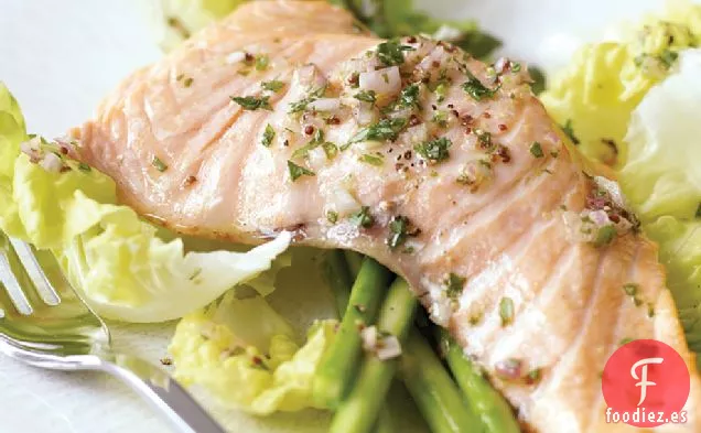 Ensalada de Salmón Escalfado con Lechuga y Espárragos