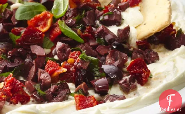 Aceitunas Kalamata y Tomates Secados al Sol sobre Queso Crema