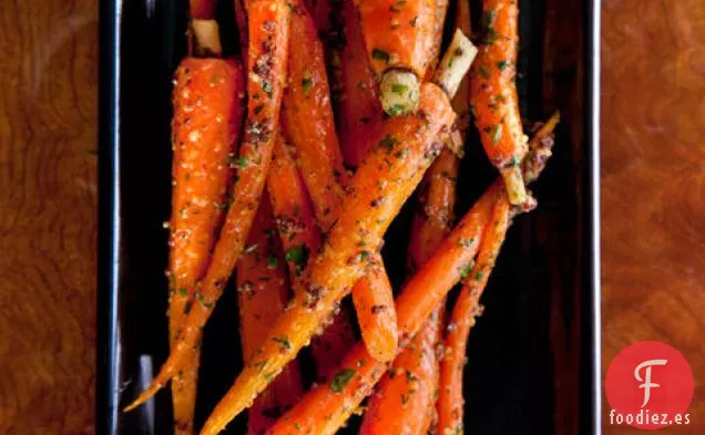 Zanahorias Pequeñas Asadas con Mantequilla de Mostaza con Hierbas
