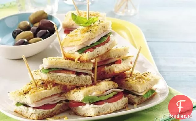 Mini Sándwiches de Focaccia de Albahaca y Pavo