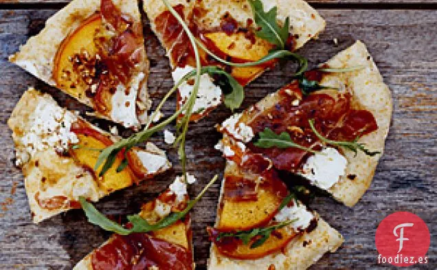 Panes Planos De Harina De Maíz A La Parrilla Con Duraznos, Jamón Serrano Y Especias