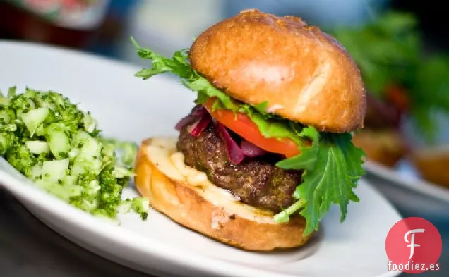 Hamburguesas De Jengibre Hoisin Con Cebolla Encurtida De Lima