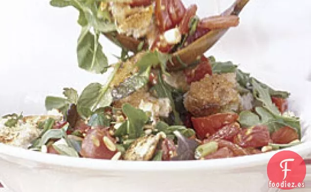 Ensalada De Pan A La Parrilla Con Tomates y Verduras Picantes