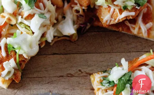 Pizza Naan de Pollo con Mantequilla India con Ensalada de Lima y Maní