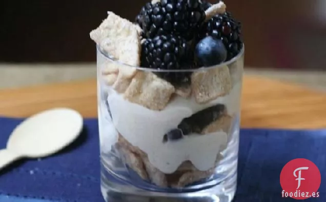 Parfaits de bayas Frosted Toast Crunch™ 