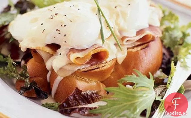 Sándwiches de Jamón y Huevo Escalfado con Salsa de Mostaza y Vino