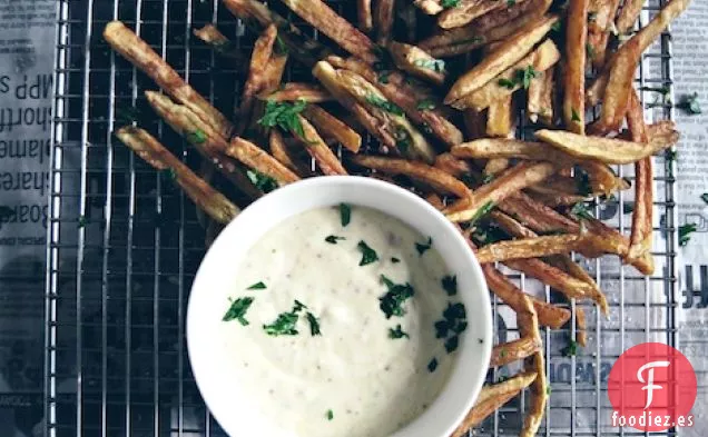 Patatas Fritas De Ajo Con Mostaza Y Mayonesa De Rábano Picante