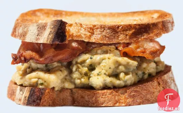 Sándwich de Desayuno con Huevos Revueltos al Pesto y Panceta Crujiente