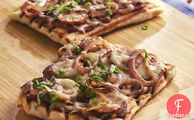 Pizzas de Kielbasa a la Parrilla, Cebolla Caramelizada y Albahaca
