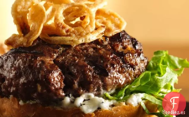 Hamburguesas de Carne Asesinas con Mayonesa de Pimienta Negra y Cebollas Crujientes