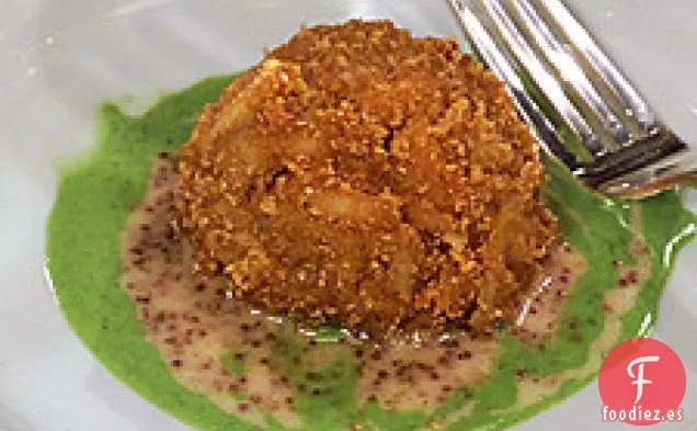 Pasteles De Cangrejo Con Salsa De Mostaza Granulada Y Cebolletas