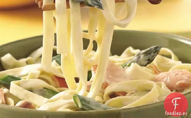 Pasta Primavera de Salmón Ahumado y Espárragos