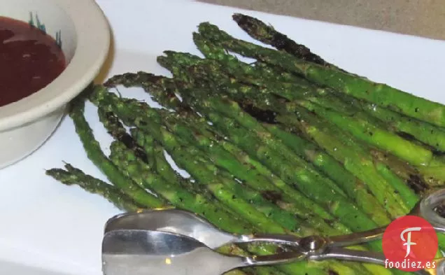 Espárragos a la Parrilla con Salsa Dulce y Picante