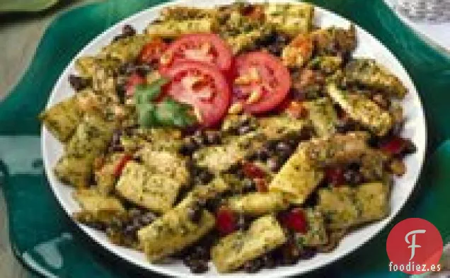 Ensalada de Pollo y Frijoles Negros con Aderezo Cremoso de Pesto de Cilantro