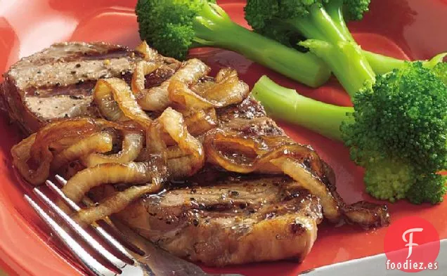 Filetes a la Parrilla con Pimienta y Cebollas Caramelizadas