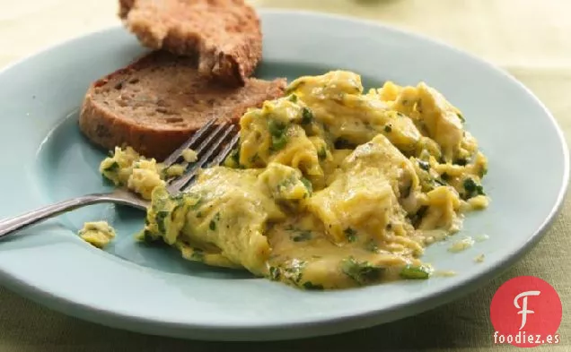 Huevos revueltos con Havarti y Vino