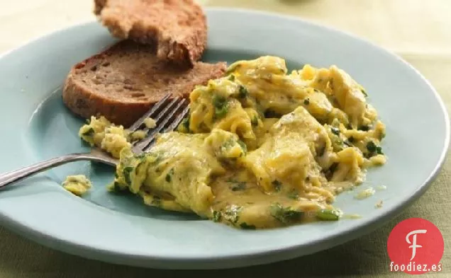 Huevos revueltos con Havarti y Vino