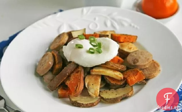 Hachís Asado de Dos Patatas y Salchicha con Huevos Escalfados
