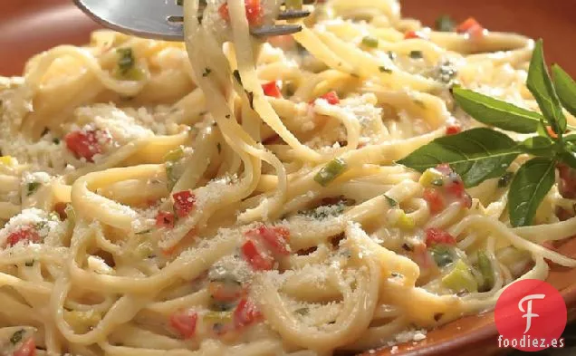 Salsa Alfredo con Hierbas sobre Linguini
