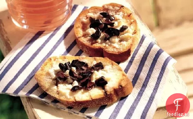 Queso Feta a la Parrilla y Pan de Oliva