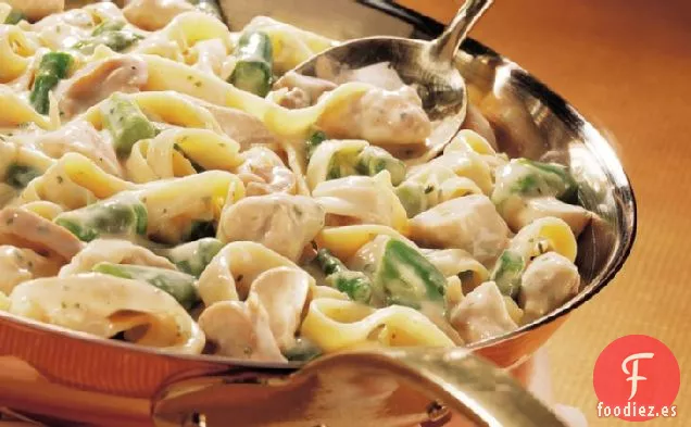 Fettuccine de Pollo con Espárragos y Dijon