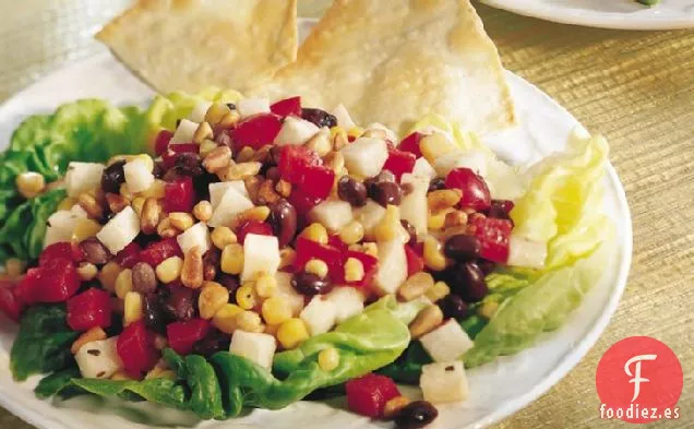 Ensalada de Maíz y Frijoles Negros con Trozos de Tortilla