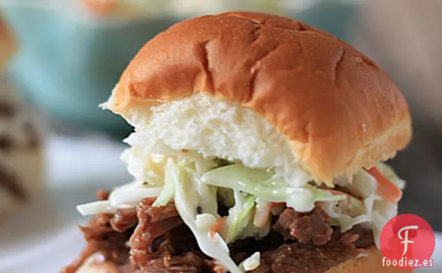 Sándwiches De Carne A La Barbacoa Y Ensalada De Repollo Dulce
