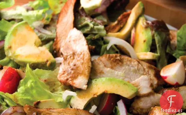 Pollo Balsámico Con Ensalada De Aguacate Y Rábano