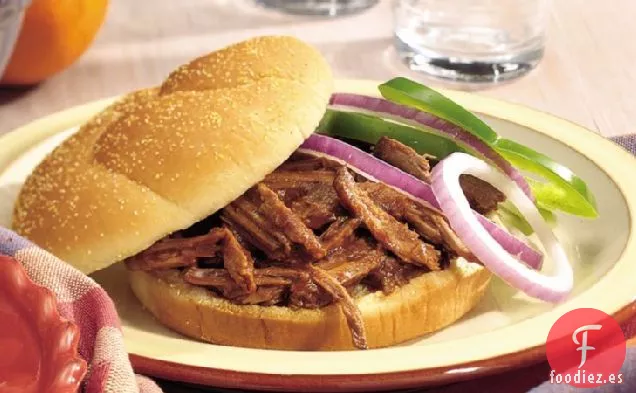 Sándwiches de Carne a la Barbacoa de Cerveza de Raíz de Cocción Lenta