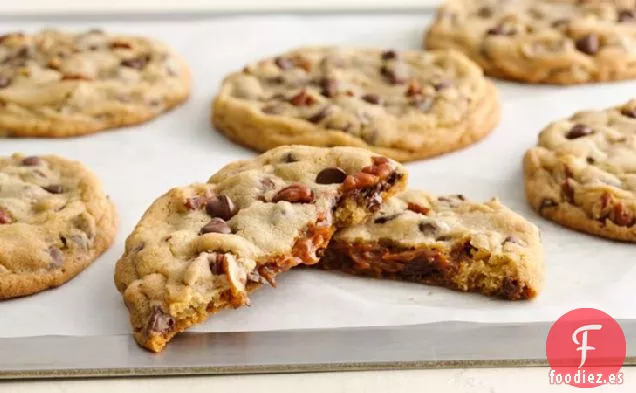 Galletas de Nuez Rellenas con Chispas de Chocolate Dulce de Leche