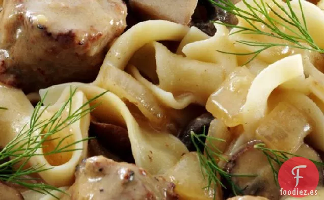 Stroganoff de Albóndigas y Champiñones con Salsa de Eneldo