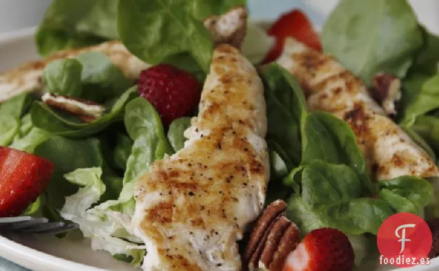 Ensalada de Pollo a la Parrilla Rápida y Fácil con Fresas y Pacanas